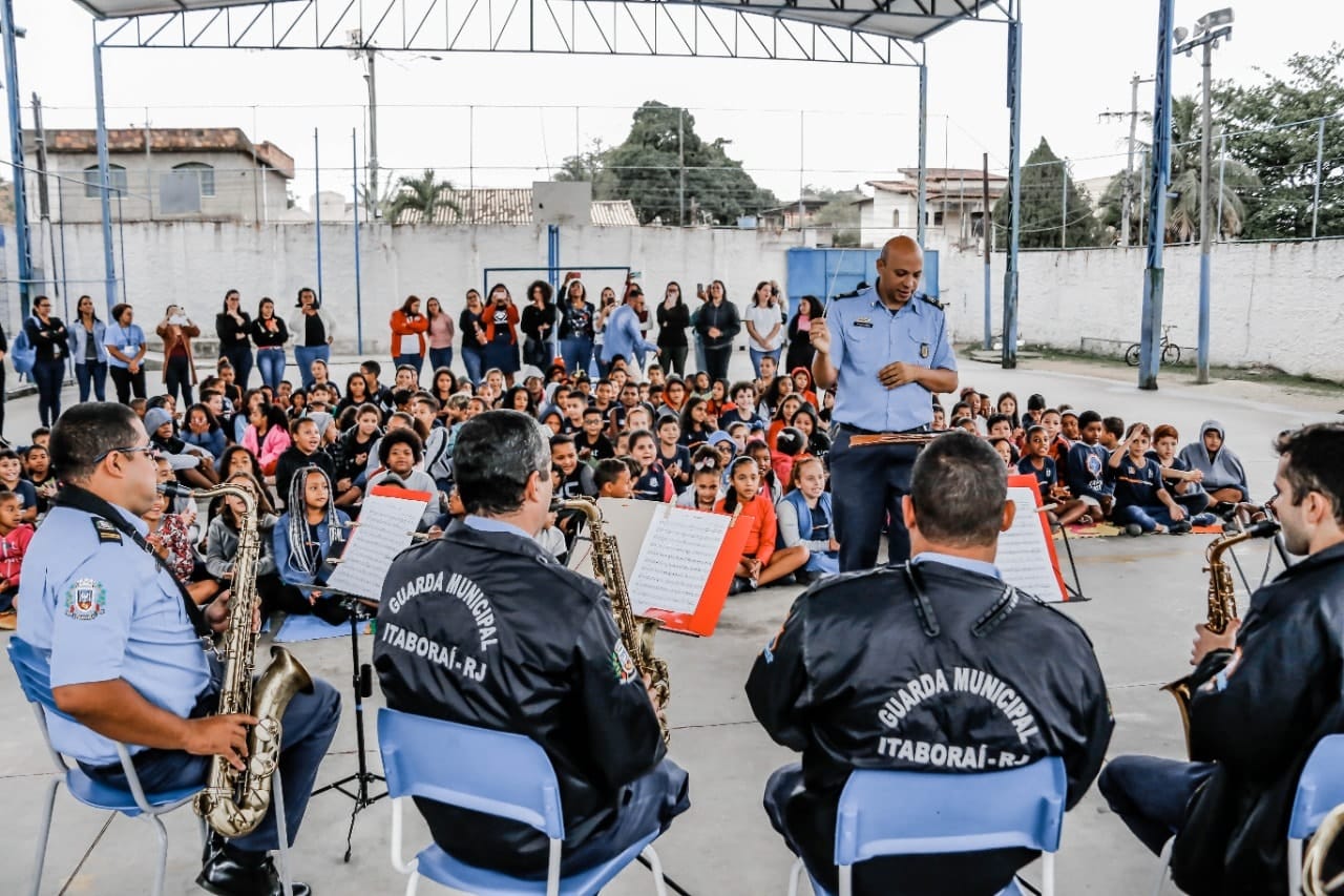 Leia mais sobre o artigo Projeto da Guarda Municipal leva música à escola do município! 🎷👮🏽‍♀️