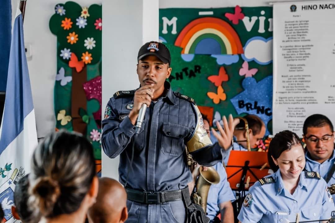 Leia mais sobre o artigo Ronda Escolar leva música à escola em Sambaetiba! 👮🏽‍♀️🥁