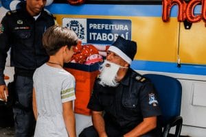 Leia mais sobre o artigo Ronda Solidária: Guarda Municipal distribui presentes de Natal para crianças