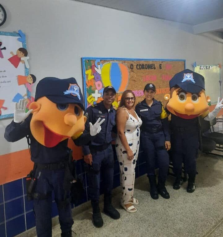 Leia mais sobre o artigo Ronda Escolar participa do início do Ano Letivo de 2023 com personagens Vivos