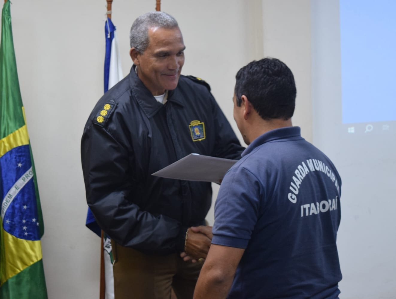 Leia mais sobre o artigo Agente da Guarda Municipal de Itaboraí conclui formação em Mestre de Cerimonial pela GMRio.